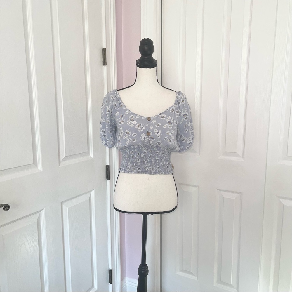 Coco and Shay blue & white floral design cropped stretch waist top, sz large
